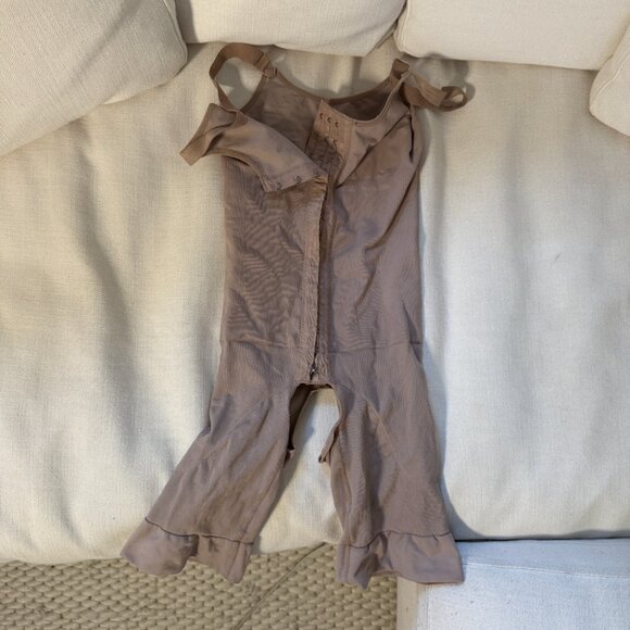 Pile Taupe Post-Op Faja Compression Garment – Adjustable Hook Front Shapewear - Picture 4 of 5